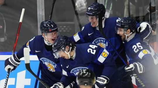 Fínski hokejisti oslavujú gól v zápase proti Poľsku.