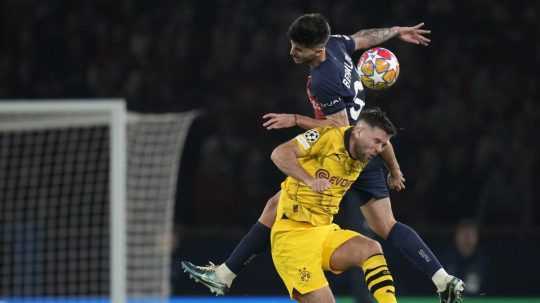 Lucas Beraldo z PSG (vzadu) napáda Niclasa Fuellkruga z Dortmundu počas semifinálového zápasu Ligy majstrov.