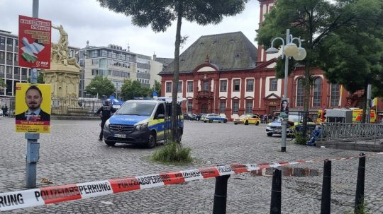 Oblasť je uzavretá, polícia a hasiči sú nasadení po incidente na námestí v Mannheime, Nemecko, piatok 31. mája 2024.