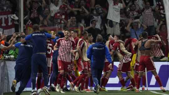 Futbalisti Olympiakosu Pireus oslavujú gól.