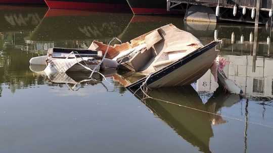 Poškodené plavidlo na severnom okraji Budapešti.