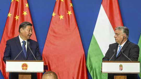 Zľava prezident Číny Si Ťin-pching a premiér Maďarska Viktor Orbán.