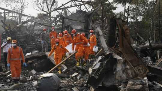 Záchranári zasahujú po výbuchu a požiari v chemickej továrni v pri Bombaji.