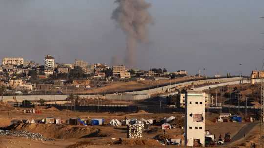 Dym stúpa po izraelskom nálete na budovy medzi Egyptom a Rafahom.
