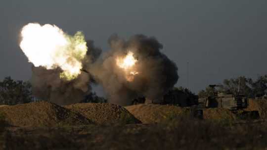 Izraelská mobilná delostrelecká jednotka strieľa na svoje ciele.