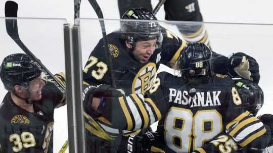 Hokejisti Bostonu Bruins oslavujú postupový gól v predĺžení v zápase s Torontom.