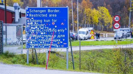 Na snímke značka označujúca hraničný priechod Storskog medzi Ruskom a Nórskom pri meste Kirkenes v Nórsku.