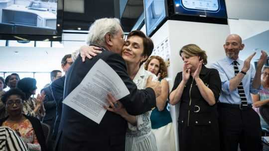 Manželka Vladimíra Kara-Murzu Jevgenija objíma redaktora denníka Washington Post Davida Hoffmana.