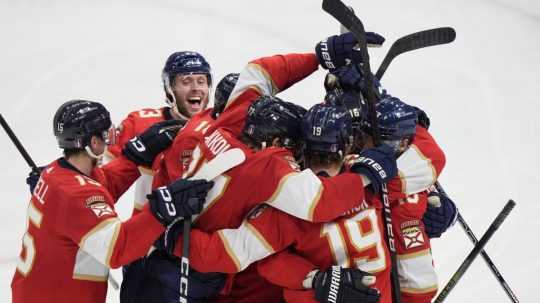 Na snímke radosť hokejistov Floridy Panthers po víťazstve nad New Yorkom Rangers.