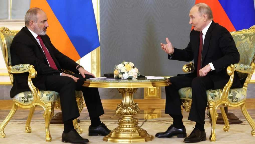 Ruskí vojaci sa stiahnu z viacerých oblastí Arménska, dohodli sa na tom Putin s Pašinjanom