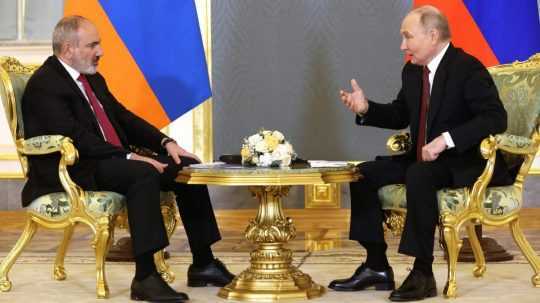 Vpravo ruský prezident Vladimir Putin a arménsky premiér Nikol Pašinjan (vľavo).