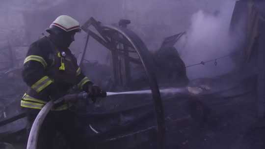Po ruských útokoch dronmi na Ukrajine vypukli požiare.