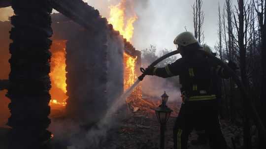 Hasiči bojujú s plameňmi po ruskom útoku.