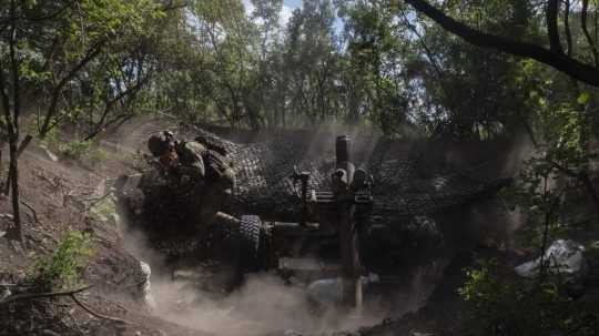 Príslušníci 93. ukrajinskej mechanizovanej brigády strieľajú z francúzskeho ťažkého mínometu MO-120-RT na ruské sily na frontovej línii pri meste Bachmut v Doneckej oblasti na Ukrajine v stredu 22. mája 2024.