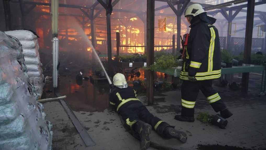 Počet obetí ruského útoku na hypermarket v Charkove stúpol na 11. Zasiahli ho dve navádzané bomby