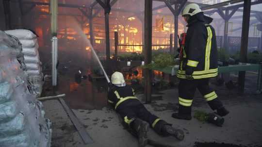 Hasiči hasia požiar po tom, čo dve navádzané bomby zasiahli veľký obchod so stavebninami v Charkove.