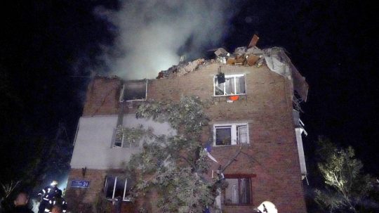 Hasiči hasia požiar bytového domu poškodeného pri ruskom raketovom útoku v Charkove na Ukrajine v piatok 31. mája 2024.