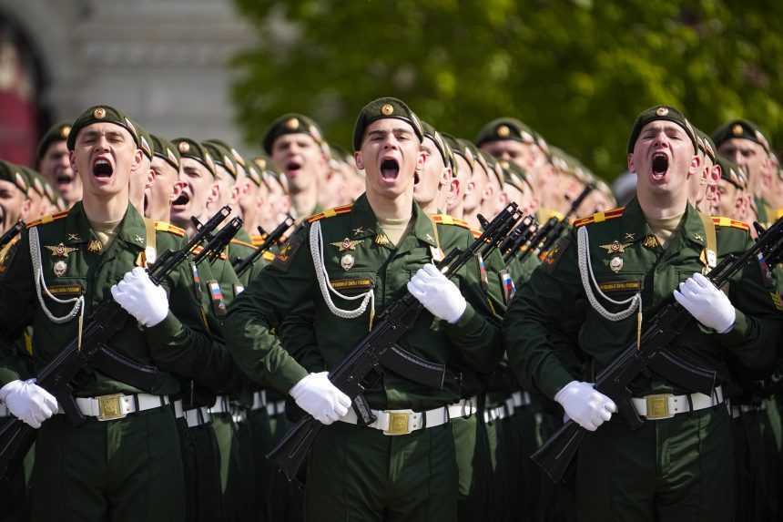 Vojaci na vojenskej prehliadke v Moskve.