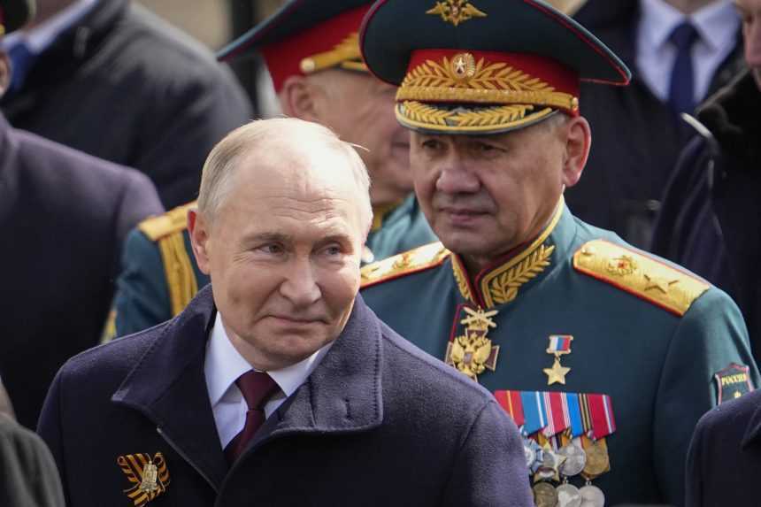 RuskÃƒÂ½ prezident Vladimir Putin na vojenskej prehliadke v Moskve.