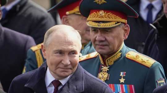 Ruský prezident Vladimir Putin, za ním Sergej Šojgu.