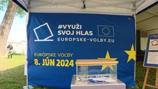 Ilustračná snímka stánku pripomínajúceho voľby do EP.