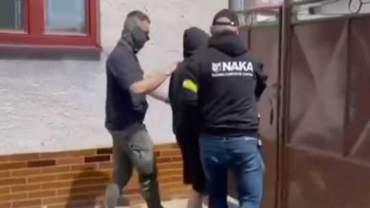 Na fotke z videa vidno ako príslušníci NAKA odvádzajú 14-ročného mladíka.
