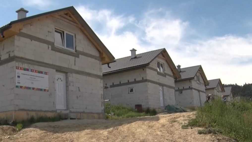 Rómovia dokončujú domy, ktoré si stavajú sami. Pozemky odkúpili od obce na východe Slovenska