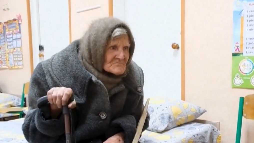 Ruské ostreľovanie vyhnalo z domova aj 98-ročnú seniorku. Na cestu sa vydala bez jedla a vody