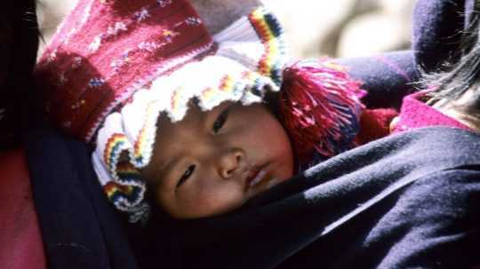 Ilustračná snímka dieťaťa v peruánskom oblečení.