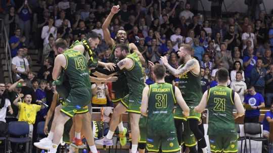 Na snímke majstri SR, basketbalisti Patrioti Levice oslavujú tretí titul v rade.