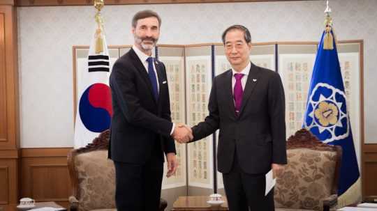 Minister zahraničných vecí a európskych záležitostí SR Juraj Blanár (Smer-SD) a juhokórejský premiér Han Tok-su pózujú počas stretnutia v Soule.