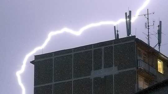 Letná búrka nad Nitrou 26. júla 2005.