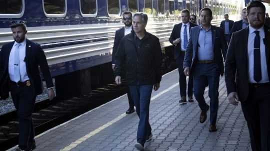 Šéf americkej diplomacie Antony Blinken (tretí zľava), ktorý pricestoval na neohlásenú návštevu Ukrajiny, kráča po nástupišti na železničnej stanici v Kyjeve.
