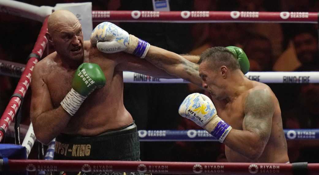VIDEO: Ukrajinský boxer Usyk je absolútnym šampiónom ťažkej váhy, zvíťazil nad doteraz nezdolaným Tysonom Furym