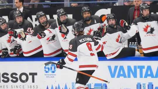 Kanadský hokejisti oslavujú gól vo finále MS v hokeji proti USA.