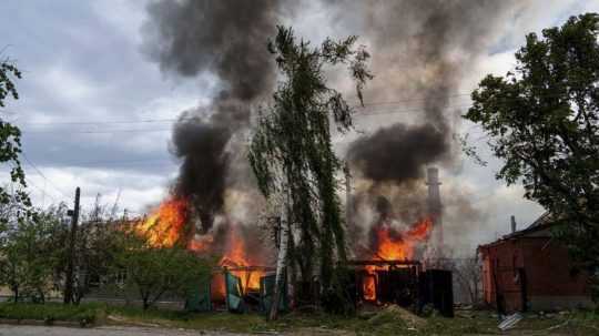 Ukrajinci sú nútení odísť z mesta Vovčansk na severe Charkovskej oblasti.
