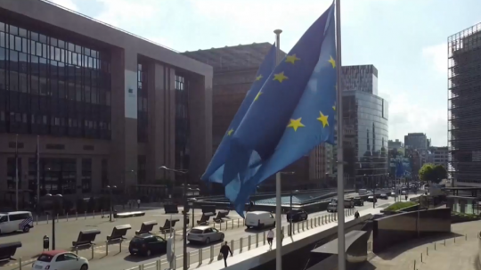 Na snímke vlajky európskej únie.