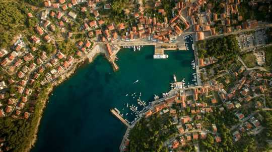 Pohľad na obec Jelsa v Chorvátsku.