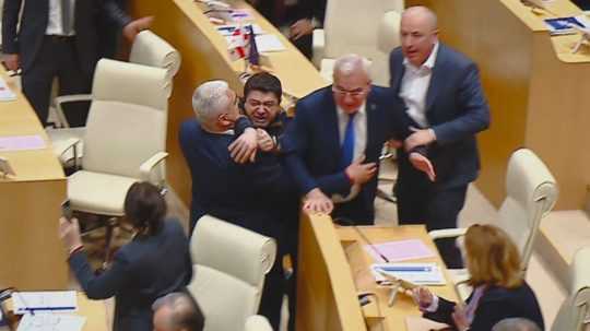 Na videosnímke gruzínski poslanci sa bijú počas zasadnutia parlamentu v Tbilisi.