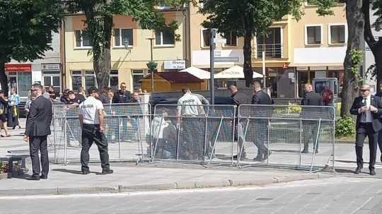 Policajné zábrany po streľbe v Hnadlovej.