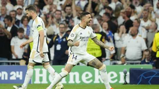 Hráč Realu Madrid Joselu oslavuje po tom, ako strelil gól.