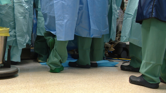 Ilustračná snímka lekárov na operačnej sále.