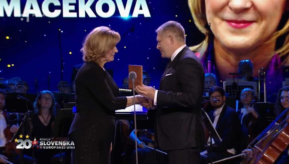 Premiér R. Fico udelil štátnu cenu Alexandra Dubčeka trom laureátom