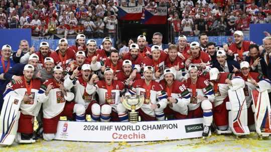 českí hokejisti pózujú s trofejou pre víťaza MS v hokeji