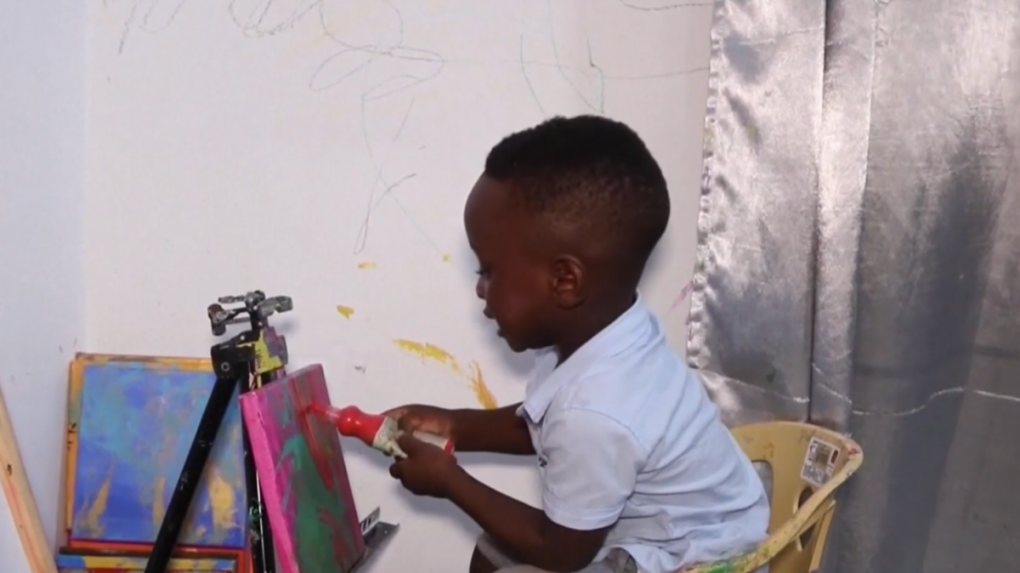 Maľovať vedel skôr než chodiť. Menej ako dvojročný chlapec je podľa Guinessovej knihy rekordov najmladším maliarom sveta