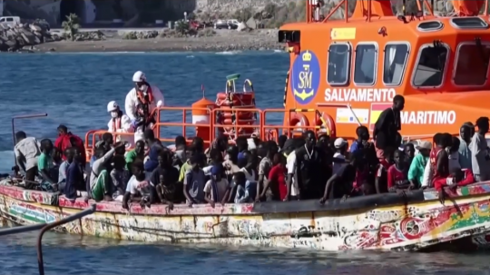 Na ilustračnej snímke loď s migrantmi.
