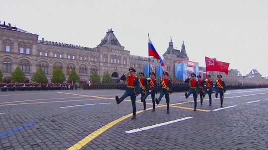 Ruskí vojaci pochodujú počas vojenskej prehliadky v Deň víťazstva.