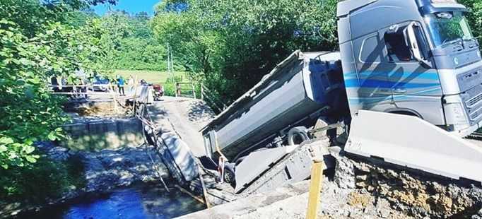 Na strednom Slovensku sa pod nákladným autom naloženým hlinou prepadol most. Ohrozil aj motorkárov idúcich za ním
