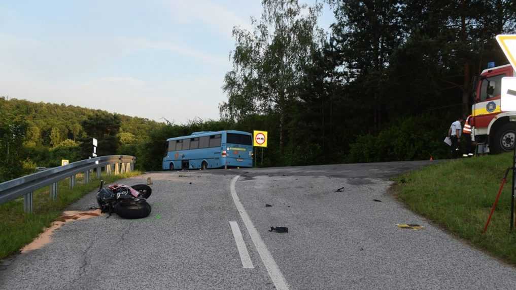 Vážna dopravná nehoda pri obci Brezolupy: Motorkár (†52) neprežil náraz do autobusu