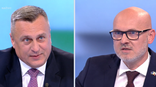 Na snímke podpredseda parlamentu Andrej Danko (SNS) a predseda strany SaS Branislav Gröhling v relácii O 5 minút 12.